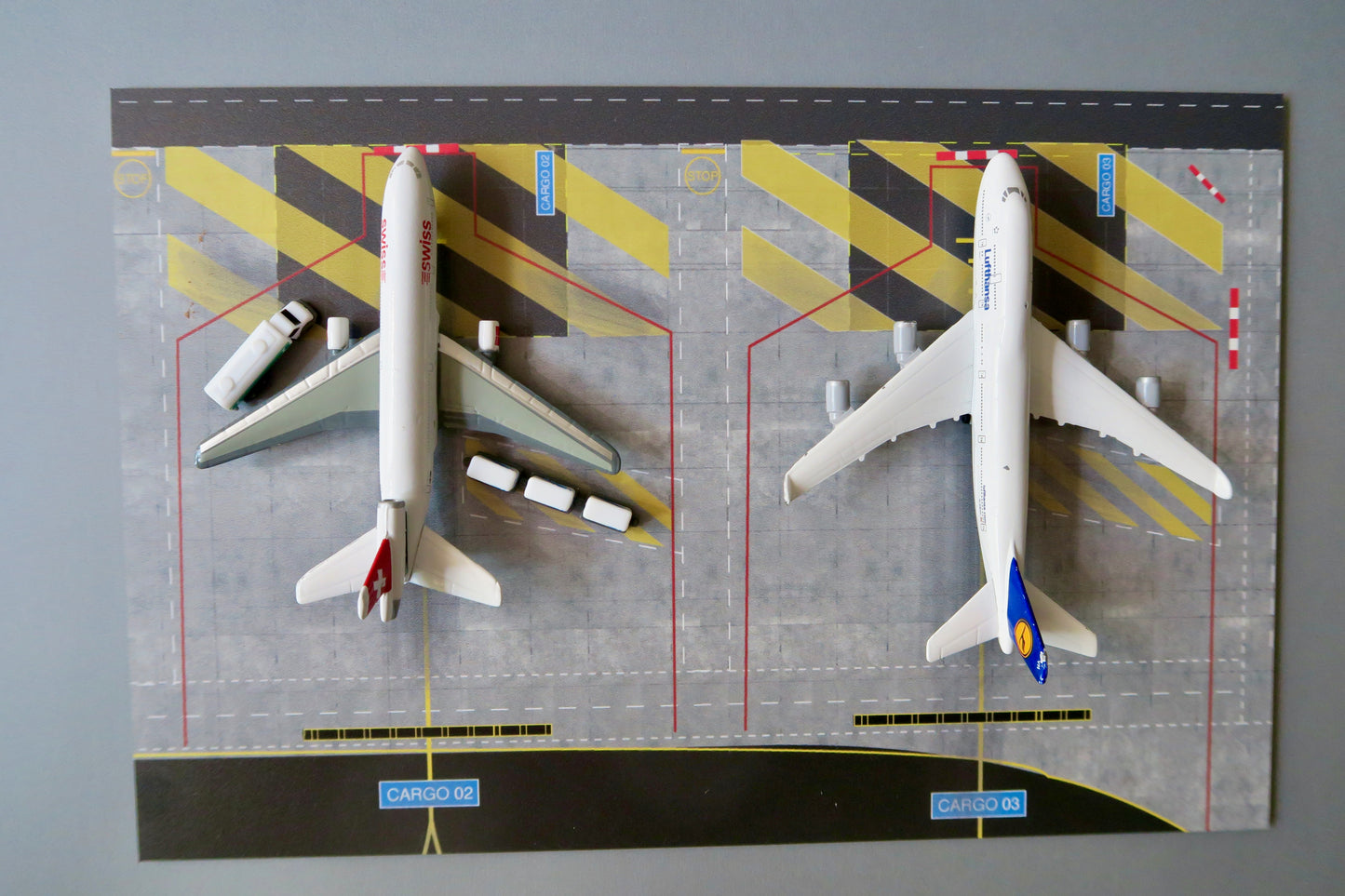 "Double Cargo Spot" Parkposition Airport 1:500 Diorama
