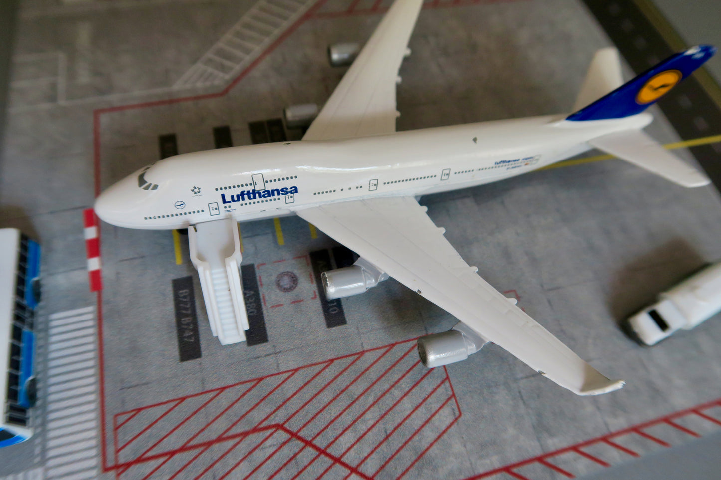 "Double VIP Parking Spot" Parkposition Airport 1:500 Diorama. Z.B. für Herpa Modelle