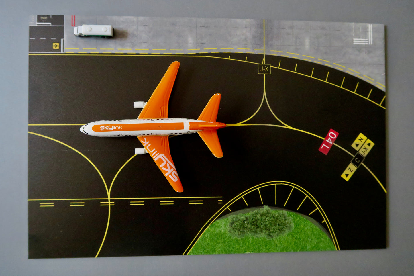 "Taxiway C" Airport 1:500 Diorama