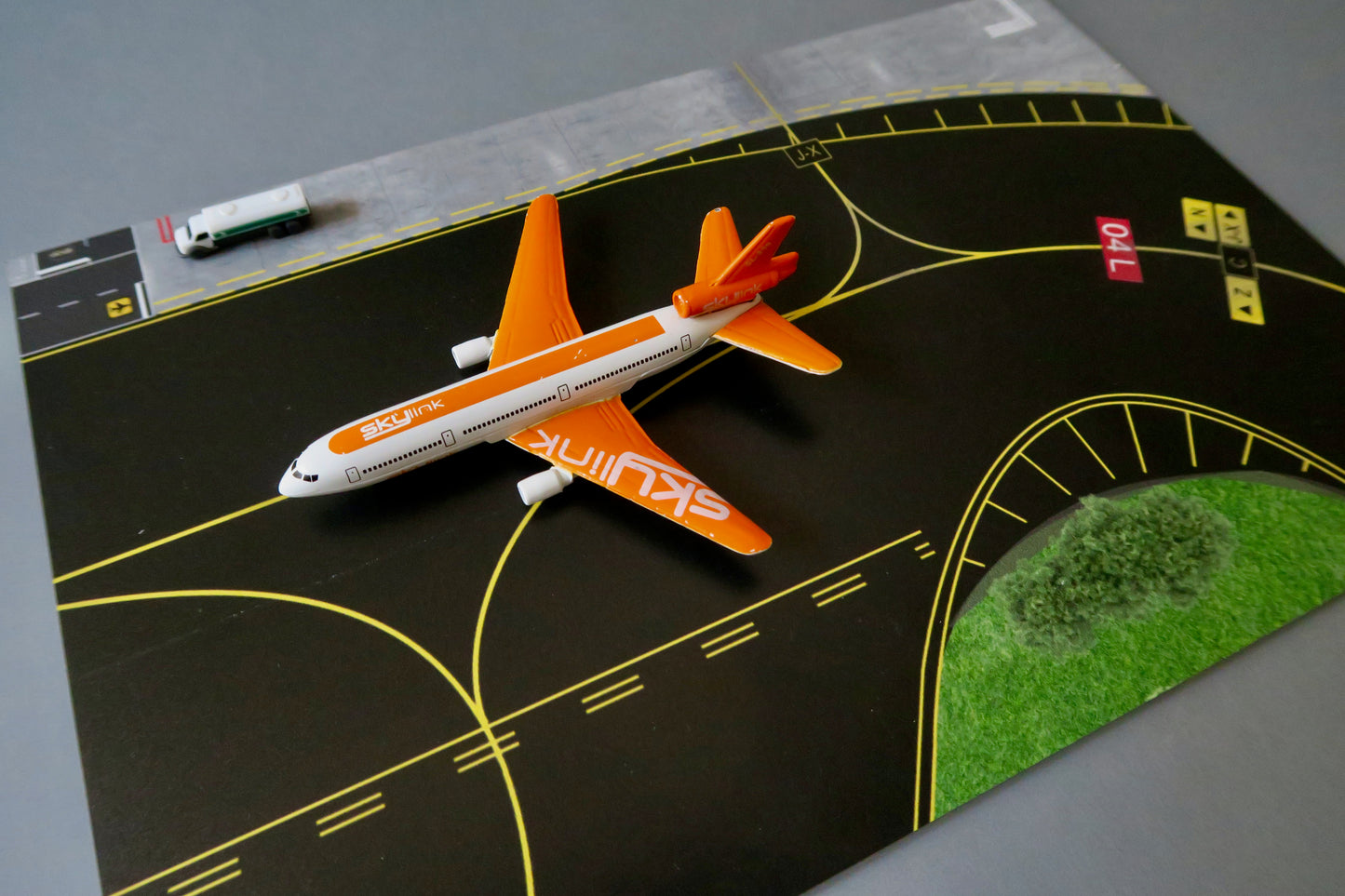 "Taxiway C" Airport 1:500 Diorama