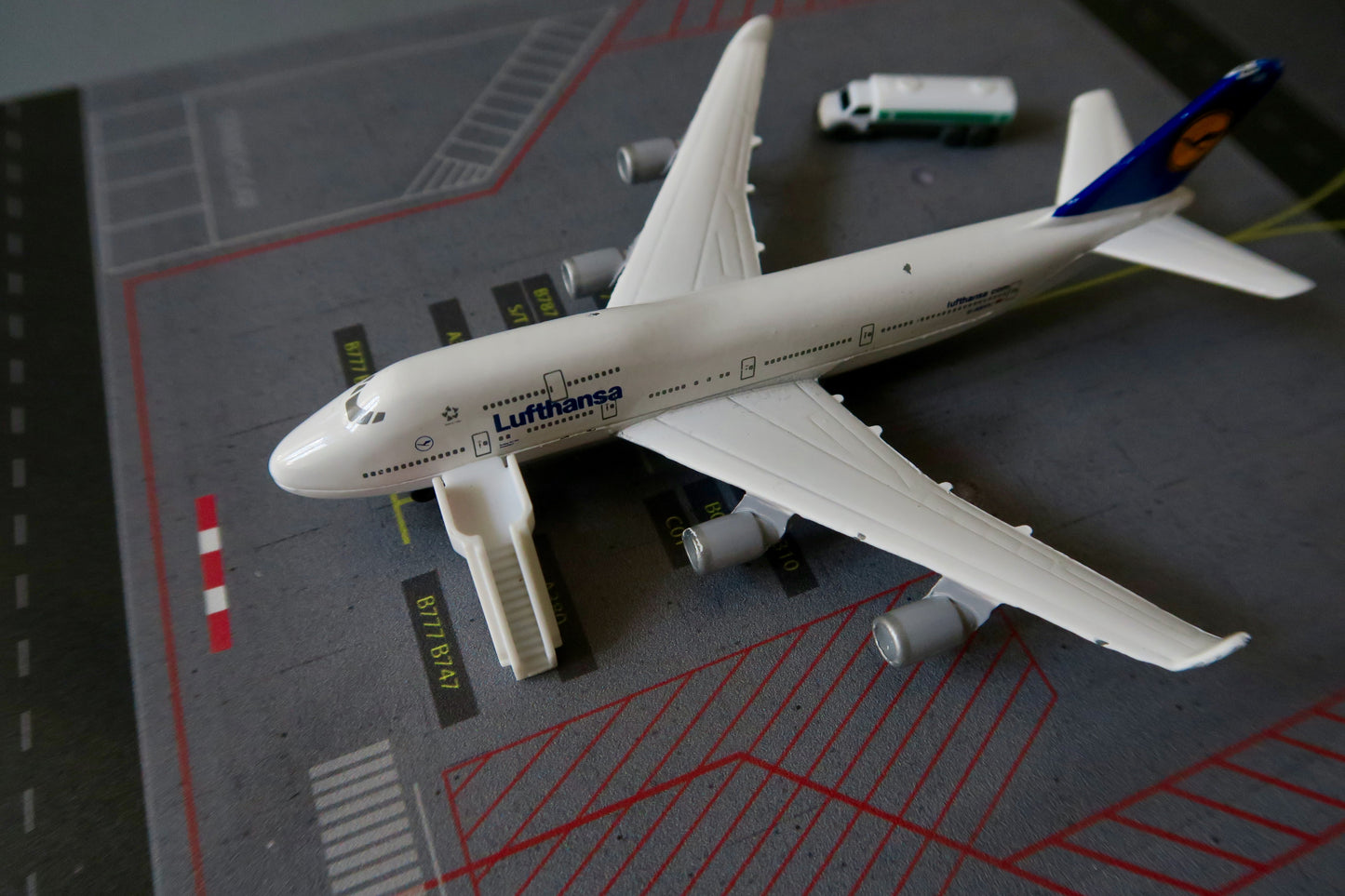"Night Shadow" Parkposition AIRPORT, 1:500 Diorama - Kombinierbar!
