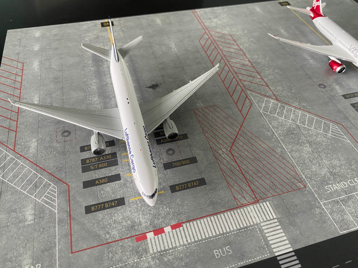 Double VIP Parking Position 1:400 Flughafen